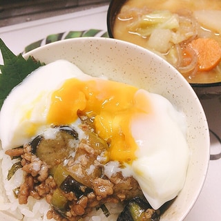 茄子のオイスターソース炒め丼ぶり温玉のせ